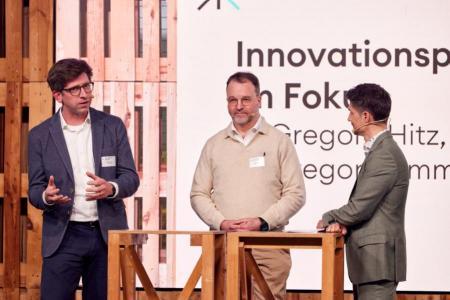 Zwei Vertreter von ABB uns Sevensense auf der Bühne