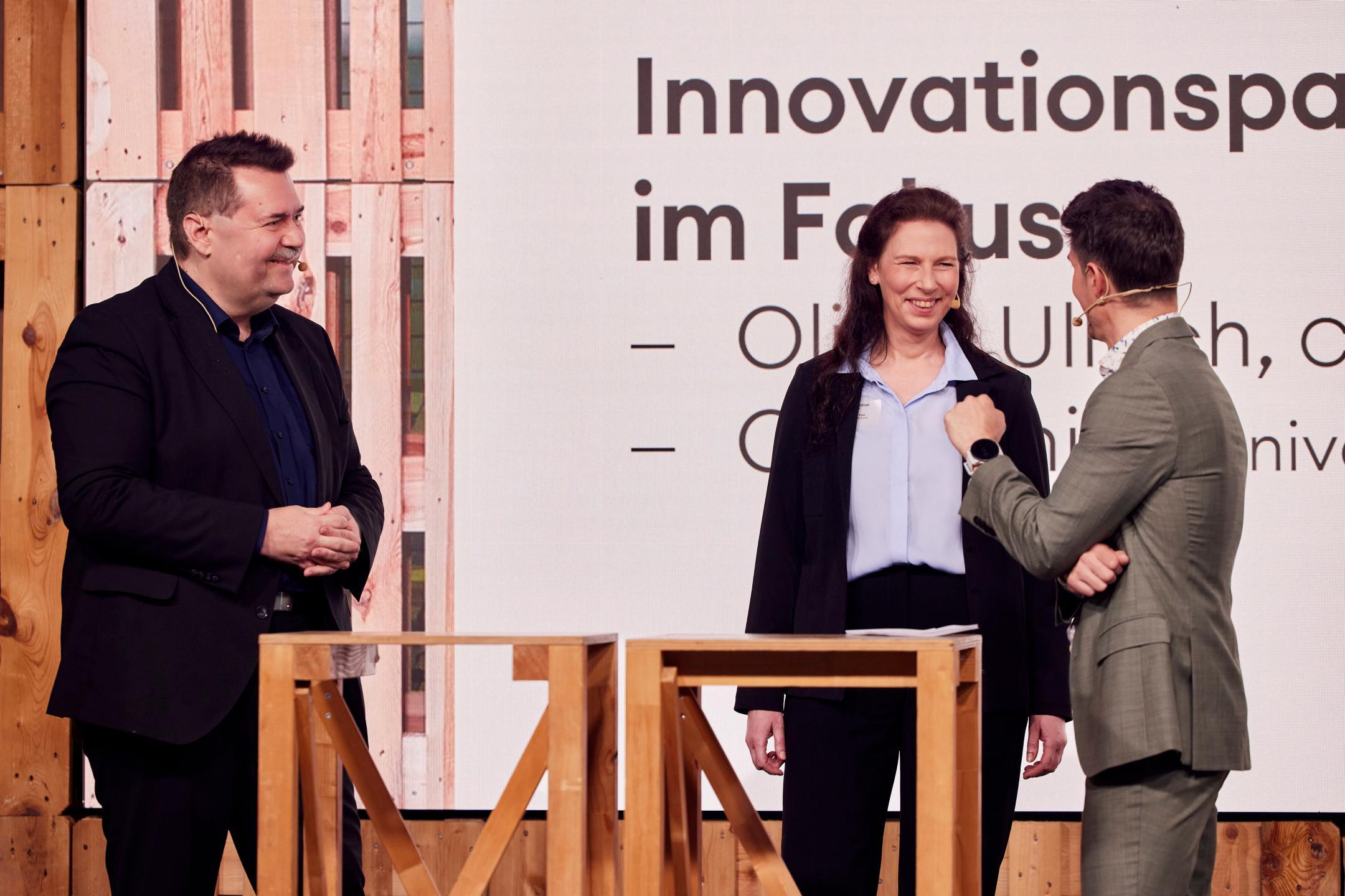 Zwei Vertreterinnen und Vertreter der Universität Zürich und des Center for Space and Aviation werden auf der Bühne interviewt