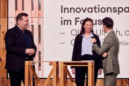 Zwei Vertreterinnen und Vertreter der Universität Zürich und des Center for Space and Aviation werden auf der Bühne interviewt