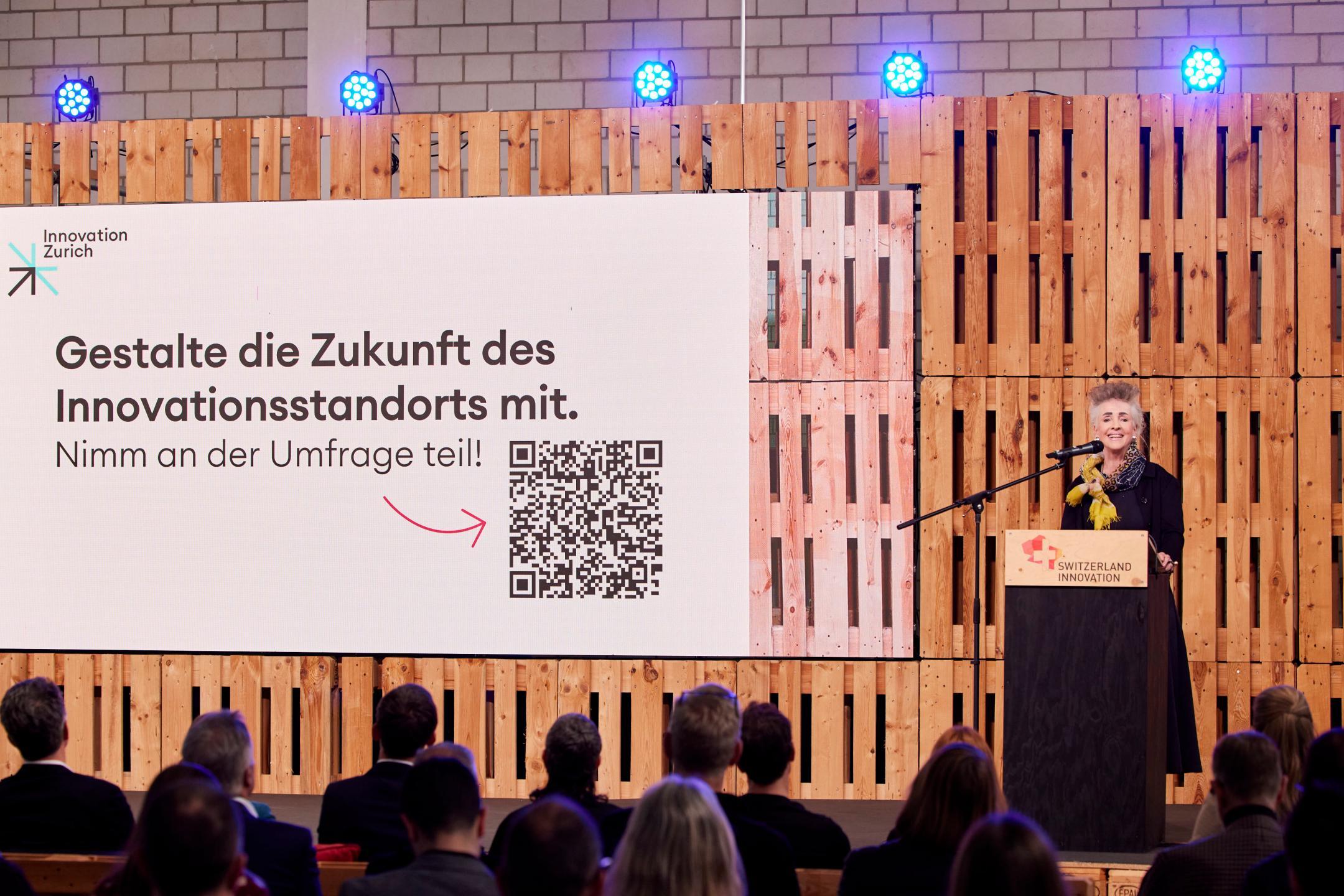 Regierungsrätin Carmen Walker Späh begrüsst auf der Bühne die Teilnehmenden