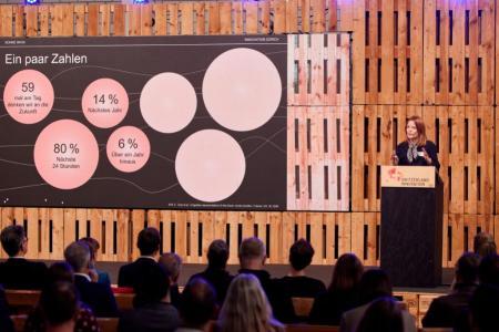 Zukunftsforscherin Martina Kühne hält ihre Keynote auf der Bühne