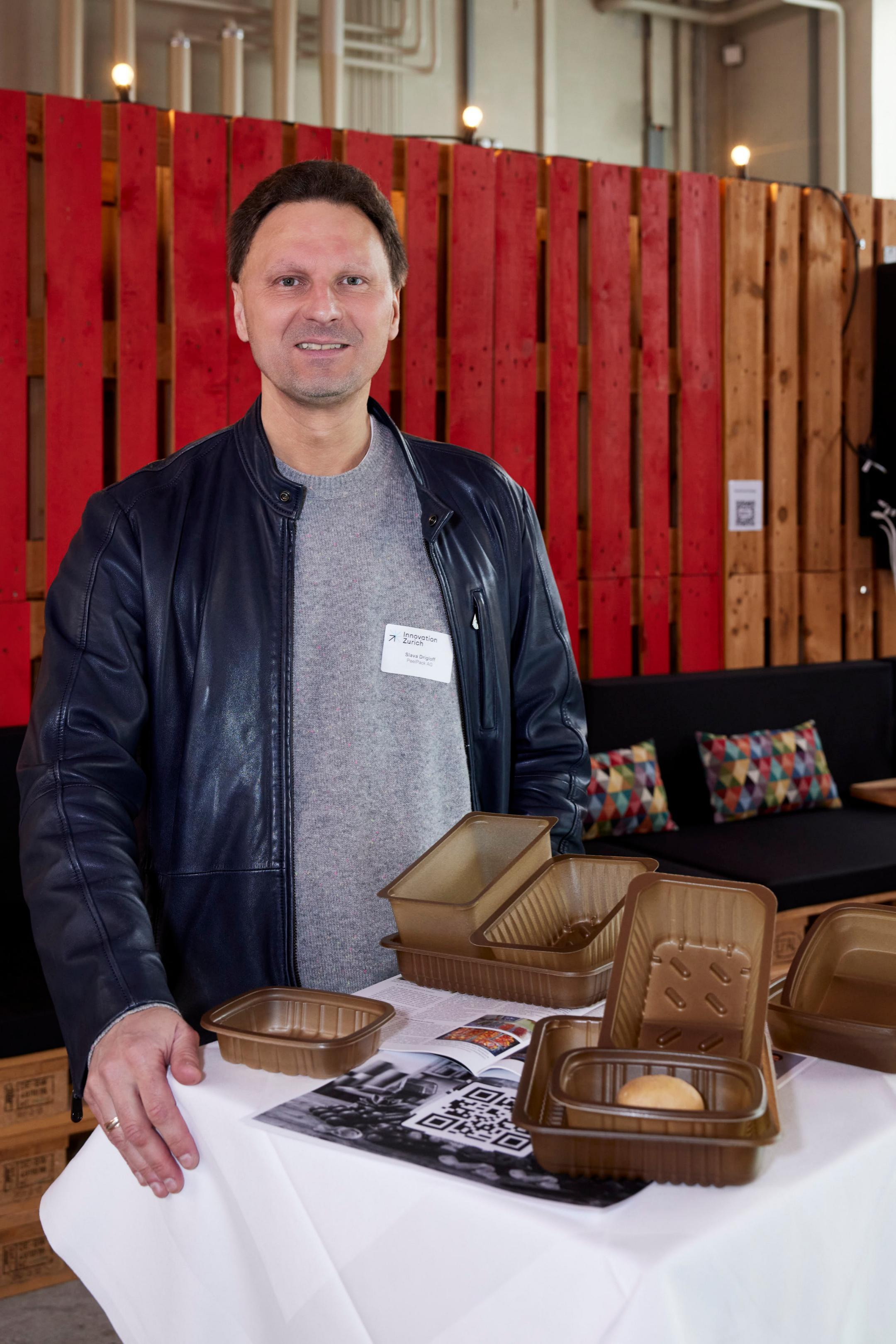 Slava Drigloff von PeelPack stellt seine Produkte als Showcase vor