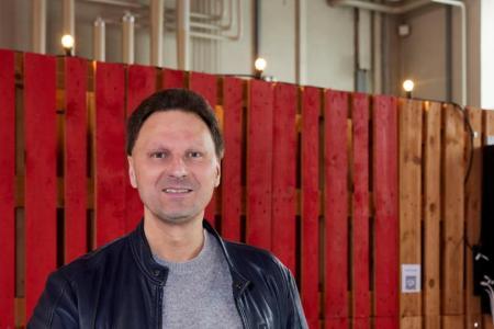 Slava Drigloff von PeelPack stellt seine Produkte als Showcase vor