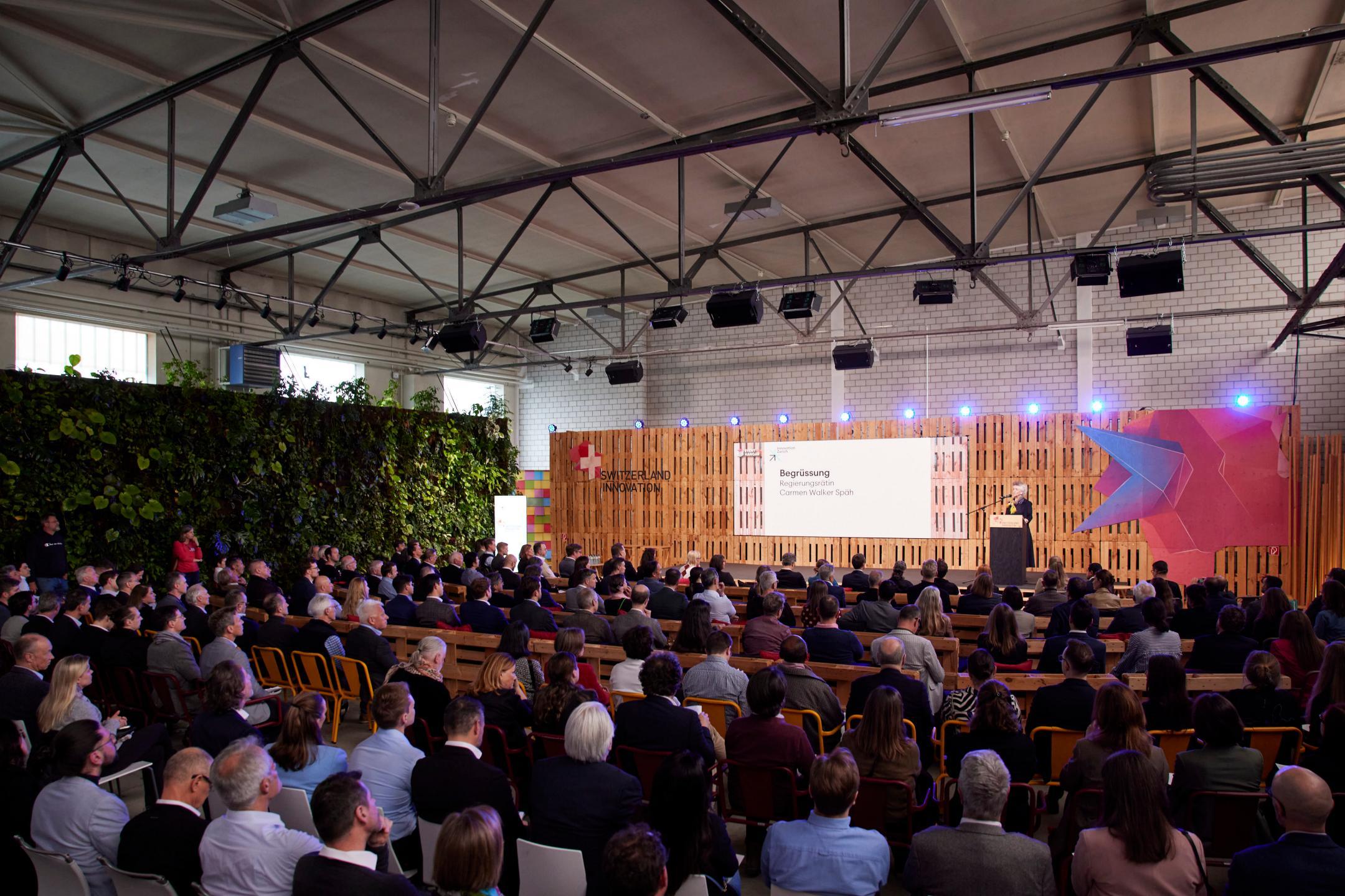 Ein grosses Publikum hört Regierungsrätin Carmen Walker Späh bei ihrer Begrüssungsrede zu