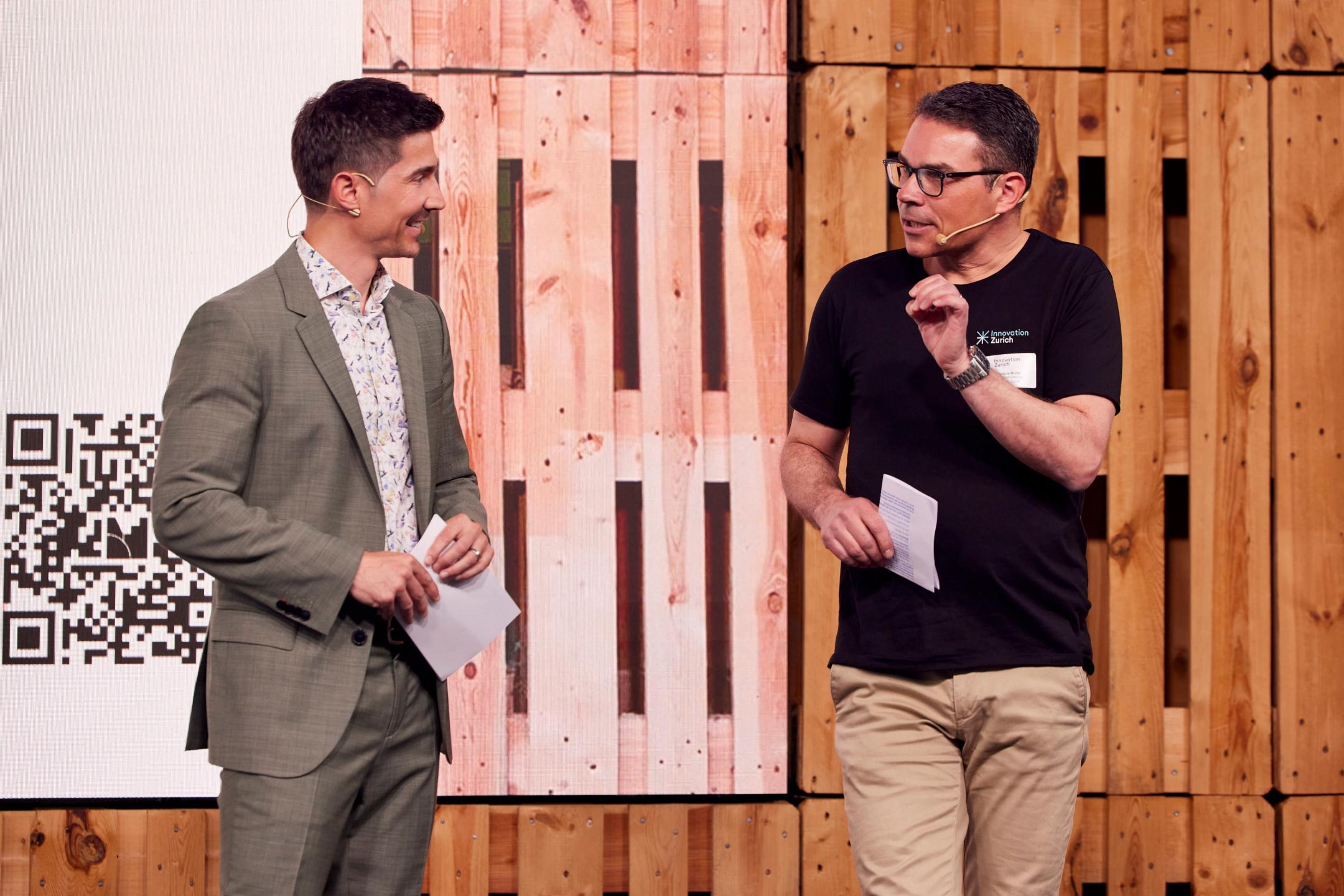 Moderator Tobias Müller und Co-Leitung der Standortförderung Markus Müller auf der Bühne