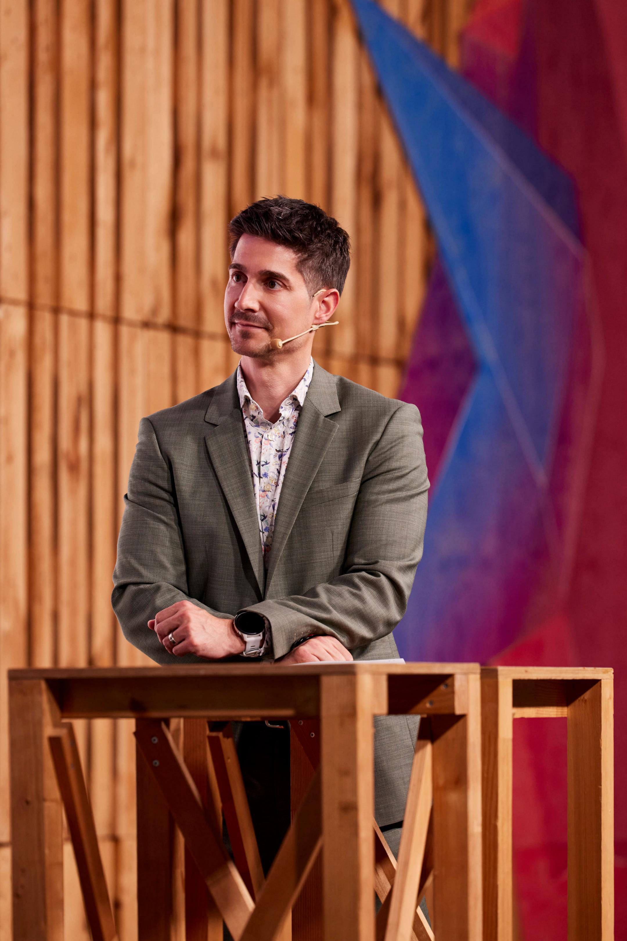 Moderator Tobias Müller auf der Bühne