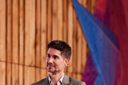 Moderator Tobias Müller auf der Bühne