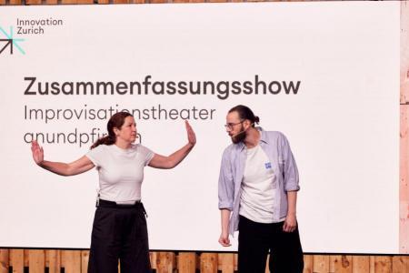 Das Improvisationstheater anundpfirsich fasst das Programm auf der Bühne humoristisch zusammen