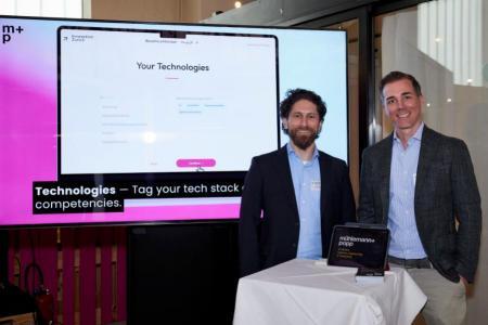Zwei Vertreter von mühlemann+popp stellen die zukünftige Website von Innovation Zurich vor