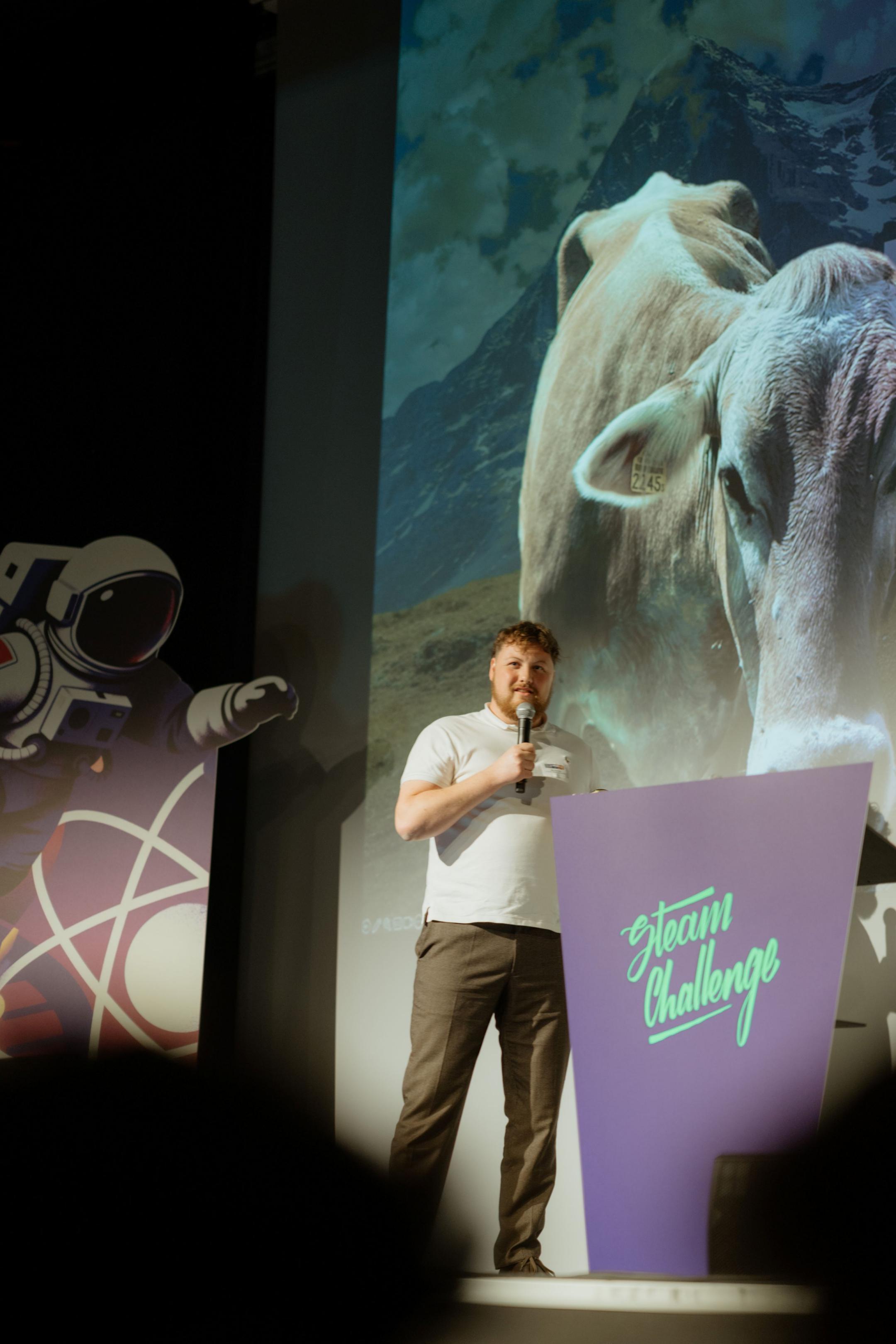 Der Erfinder von Animal Whisperer stellt das Projekt auf der Bühne vor.