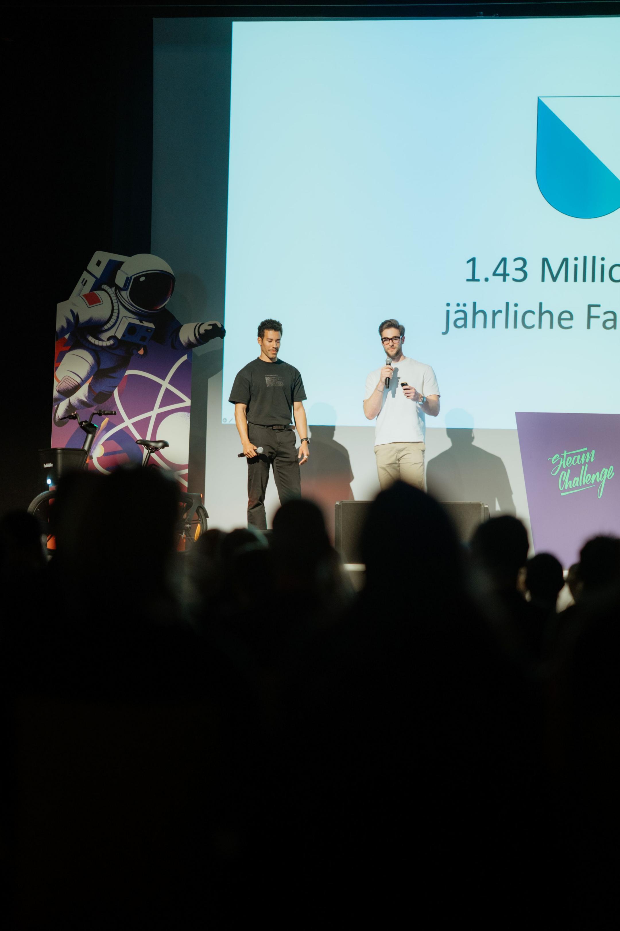 Die Gründer von AutoBike auf der Bühne