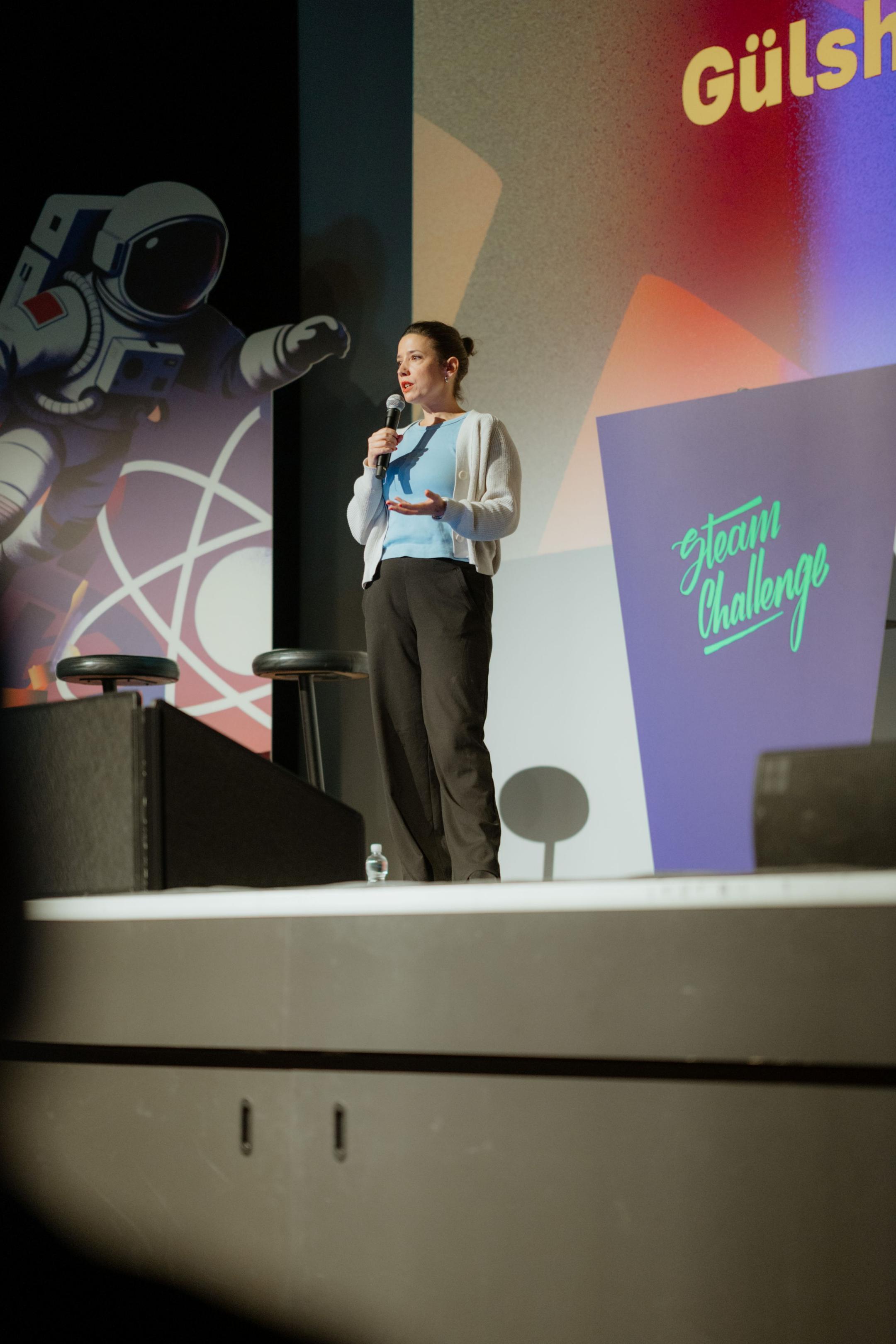 Die Comedian Gülsha Adilji auf der Bühne