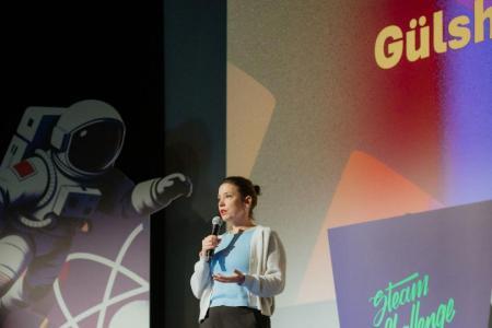 Die Comedian Gülsha Adilji auf der Bühne