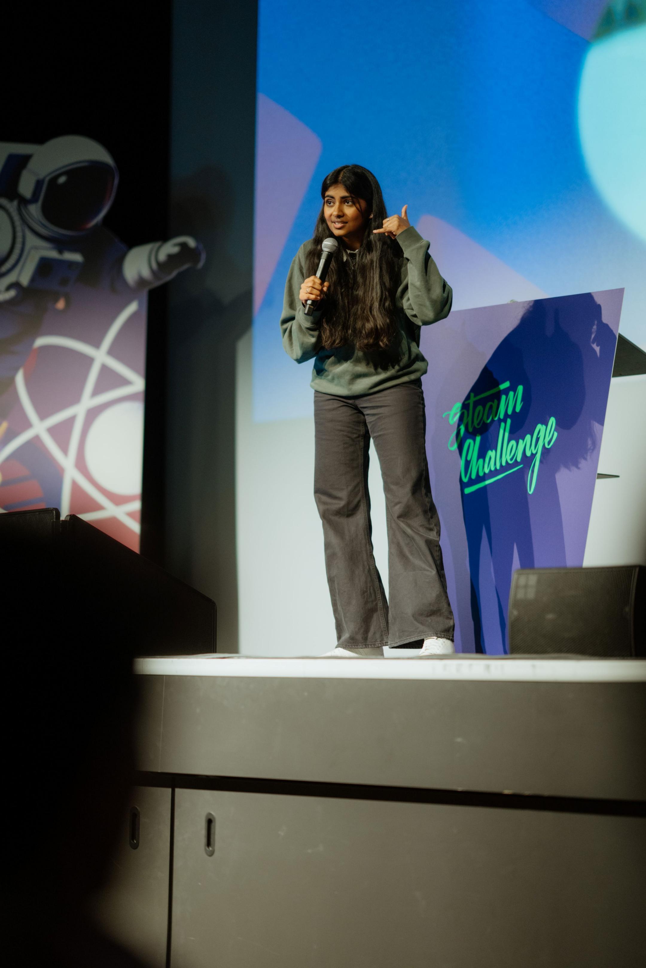 Comedian Reena Krishnaraja auf der Bühne