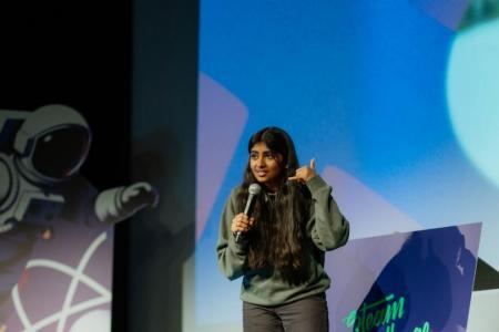 Comedian Reena Krishnaraja auf der Bühne