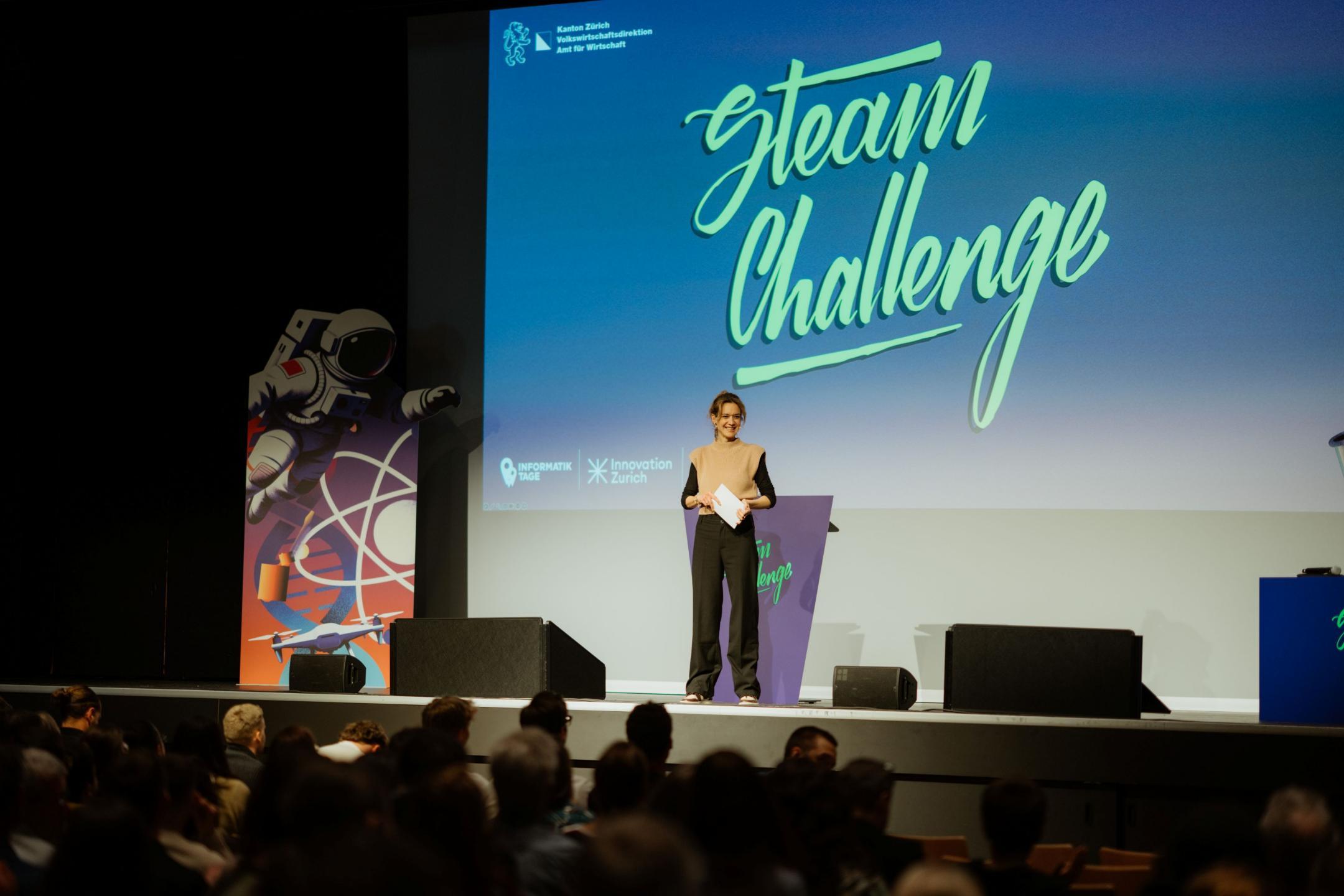 Die Moderatorin Sara Taubman-Hildebrand auf der Bühne