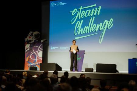 Die Moderatorin Sara Taubman-Hildebrand auf der Bühne