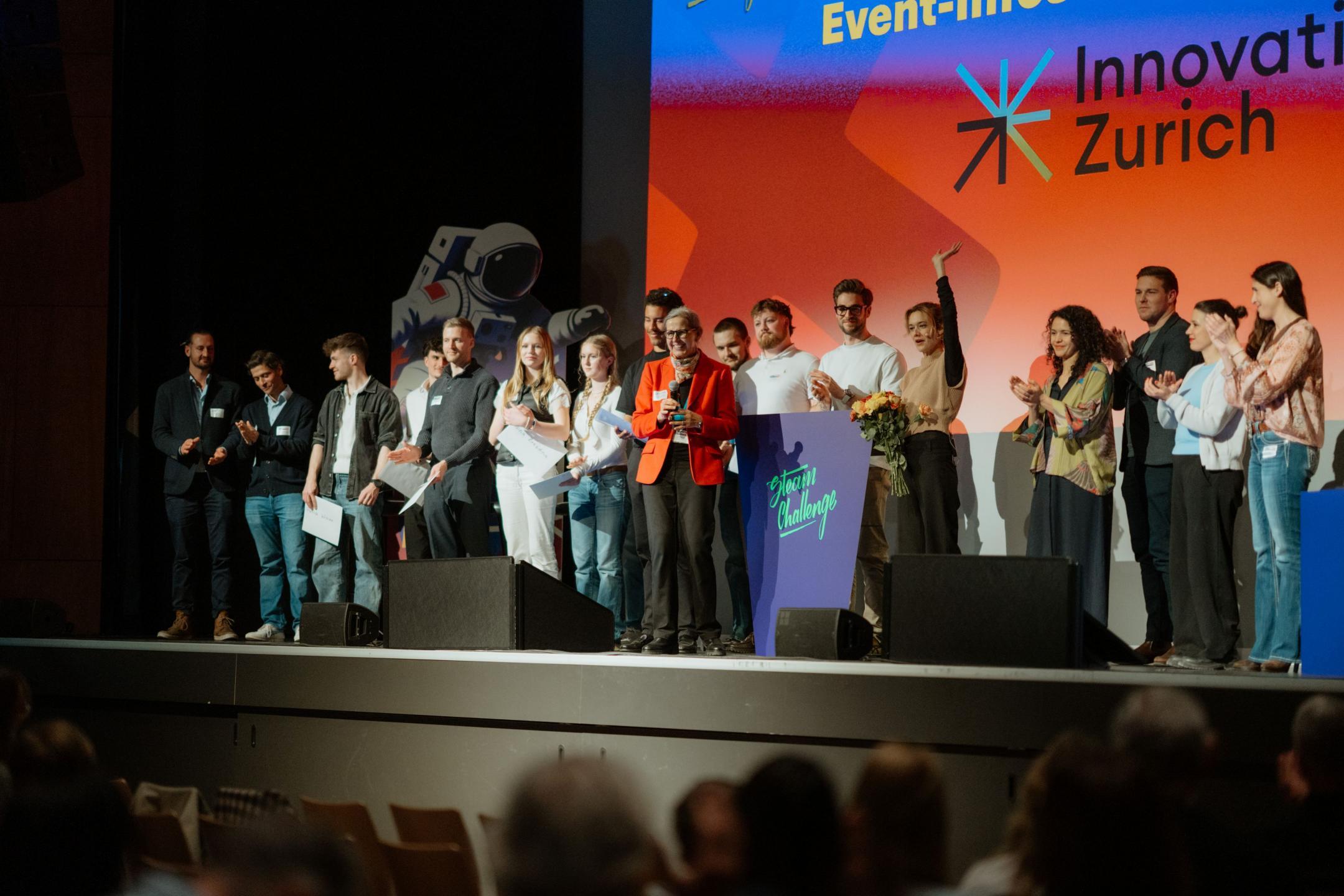 Alle Kandidatinnen und Kandidaten mit Jury und Moderation auf der Bühne