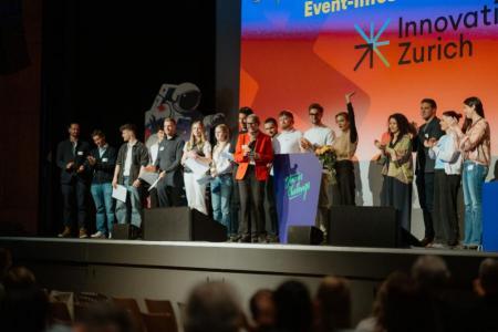 Alle Kandidatinnen und Kandidaten mit Jury und Moderation auf der Bühne