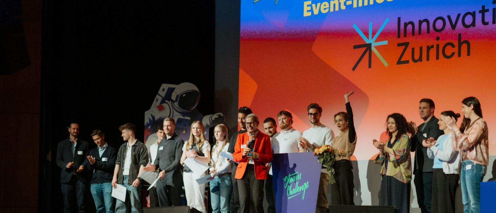 Alle Kandidatinnen und Kandidaten mit Jury und Moderation auf der Bühne