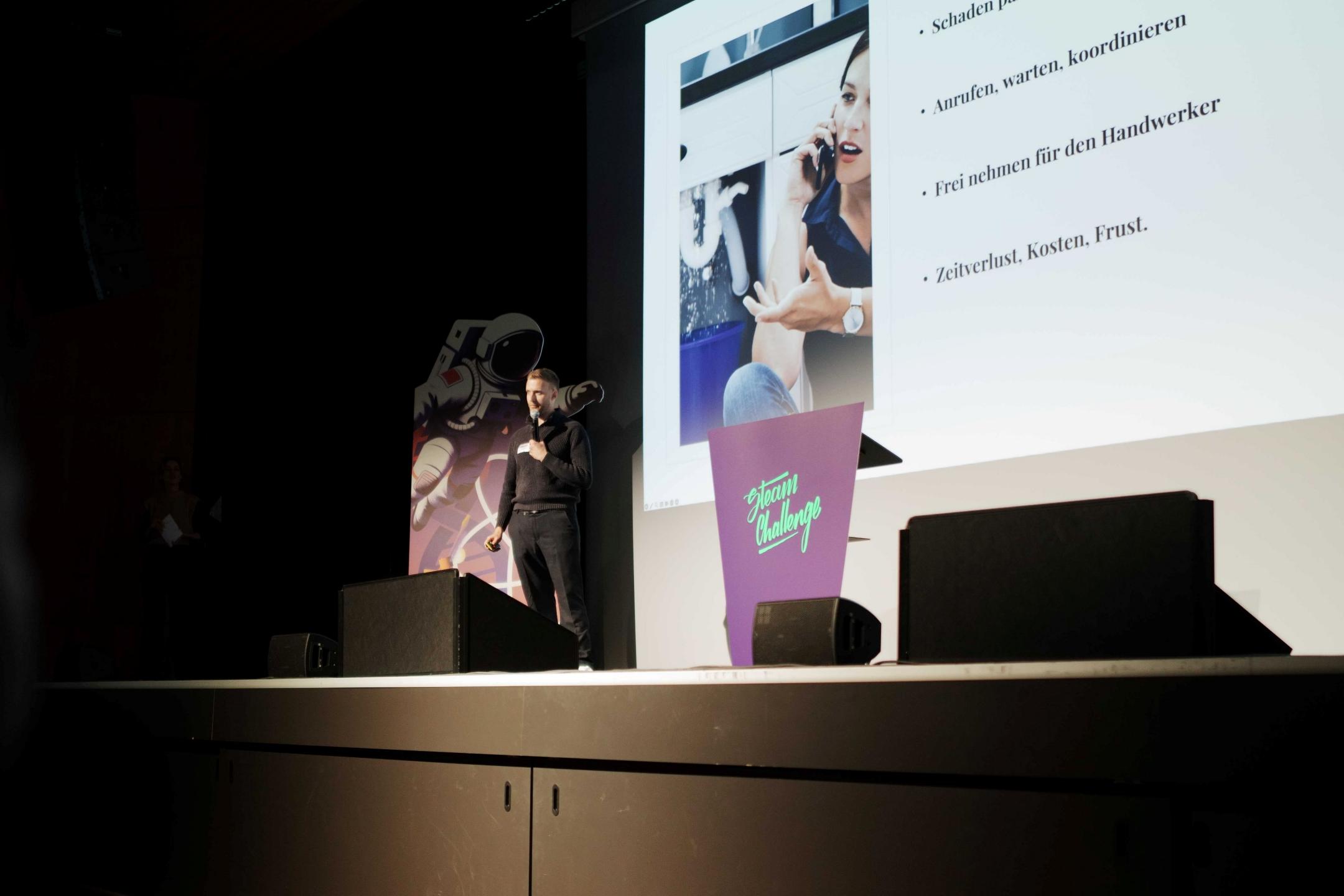 Der Gründer vom Projekt Repair Scanner auf der Bühne