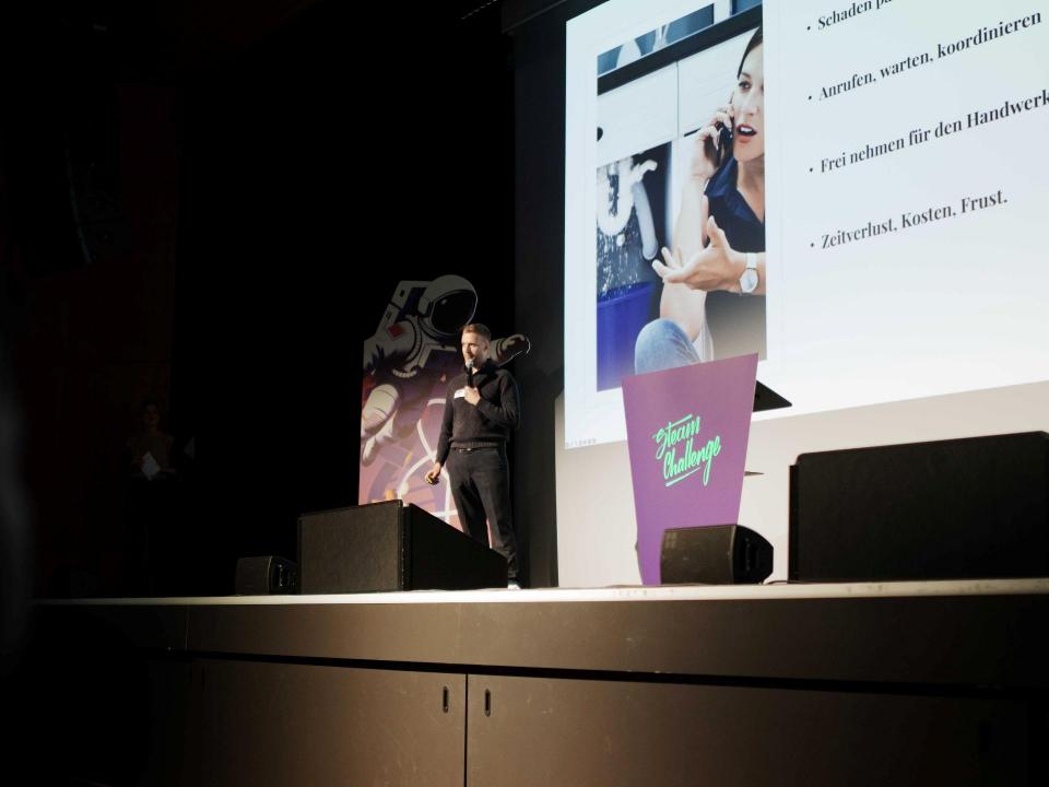 Der Gründer vom Projekt Repair Scanner auf der Bühne