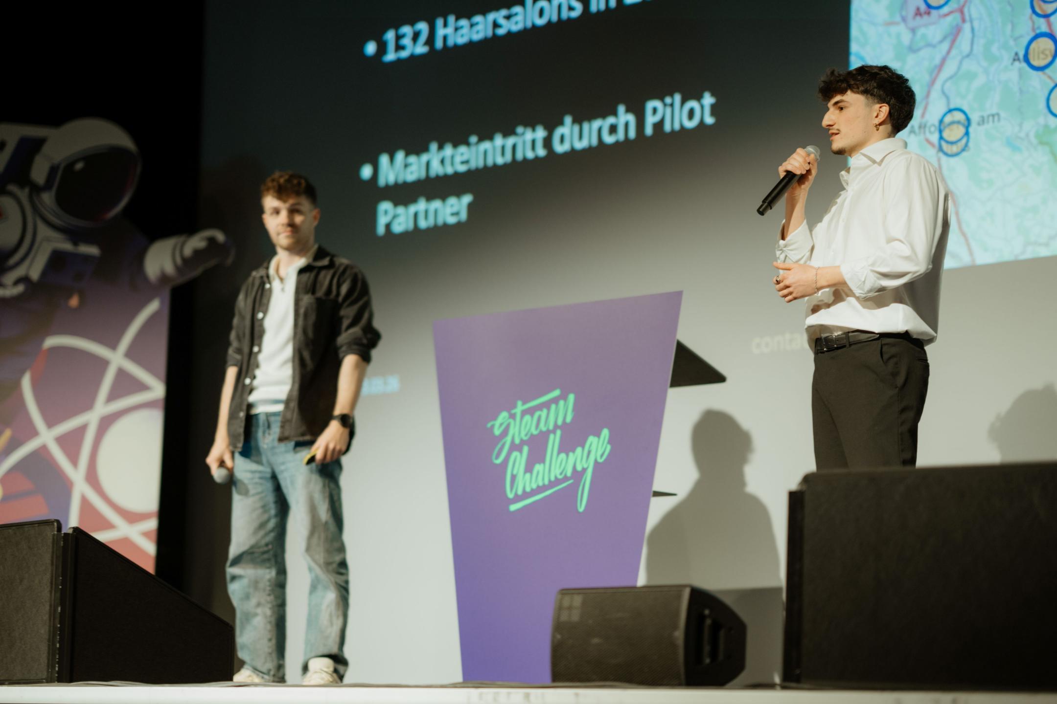 Die Gründer vom Projekt ShAIve auf der Bühne