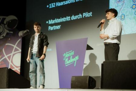 Die Gründer vom Projekt ShAIve auf der Bühne