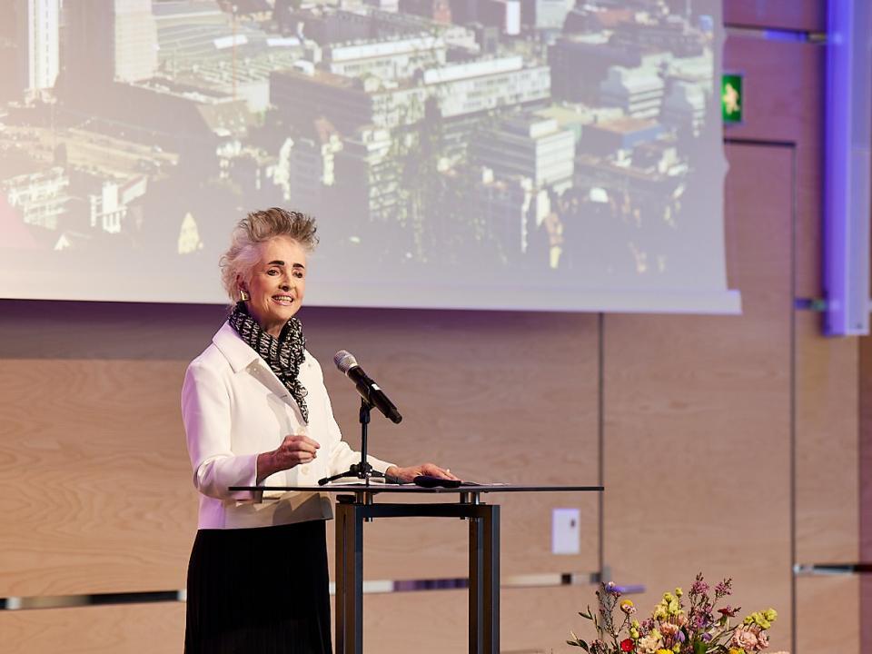 Regierungsrätin Carmen Walker Späh steht am Pult und hält die Eröffnungsansprache vor grossem Publikum.