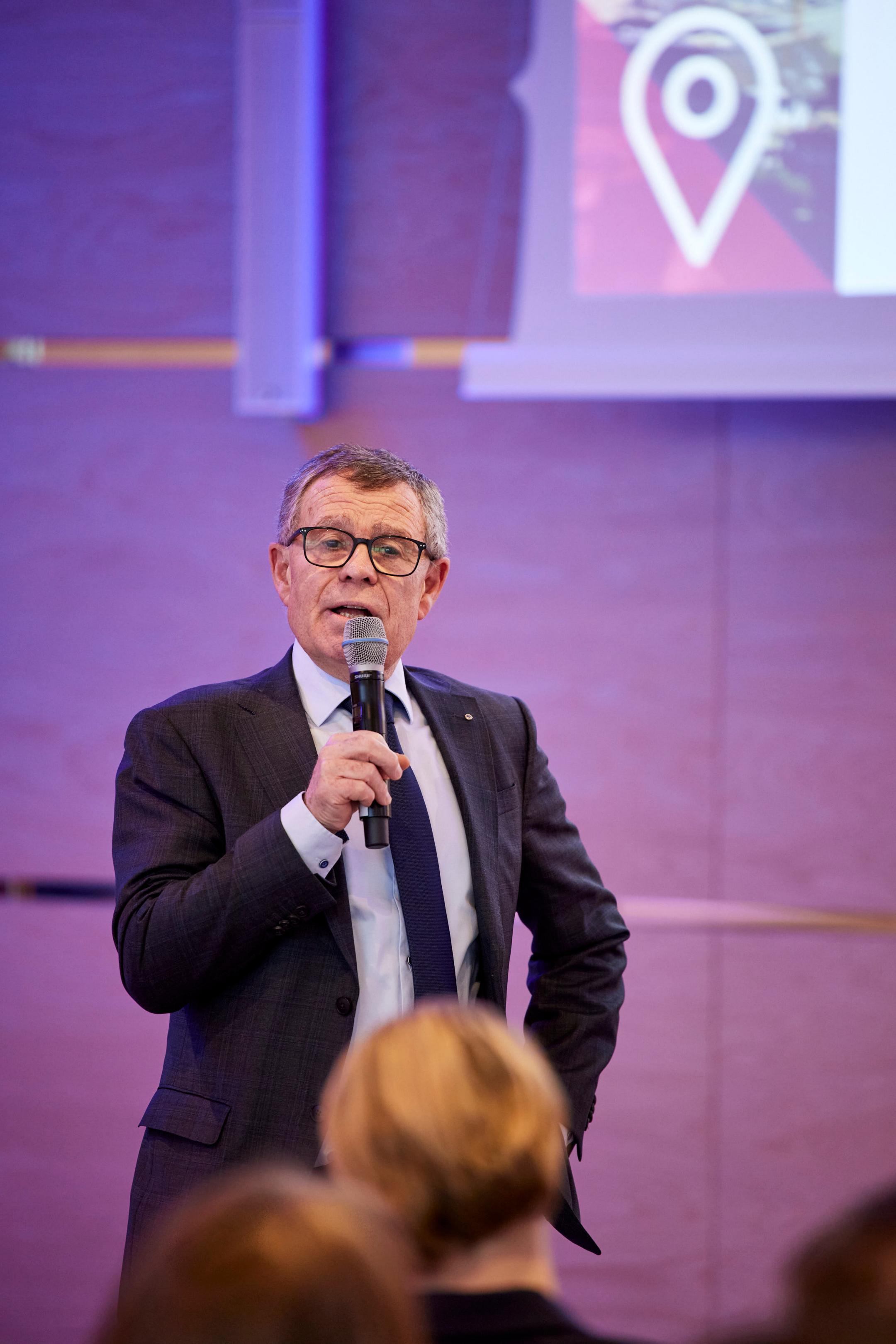 Ernst Stocker spricht mit Mikrofon vor dem Publikum.