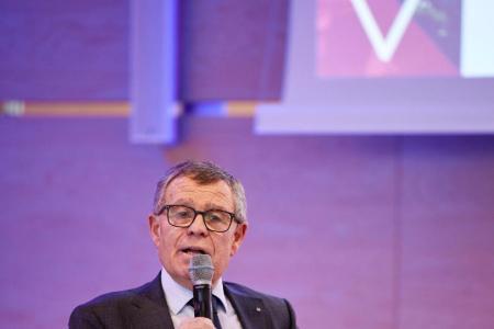 Ernst Stocker spricht mit Mikrofon vor dem Publikum.