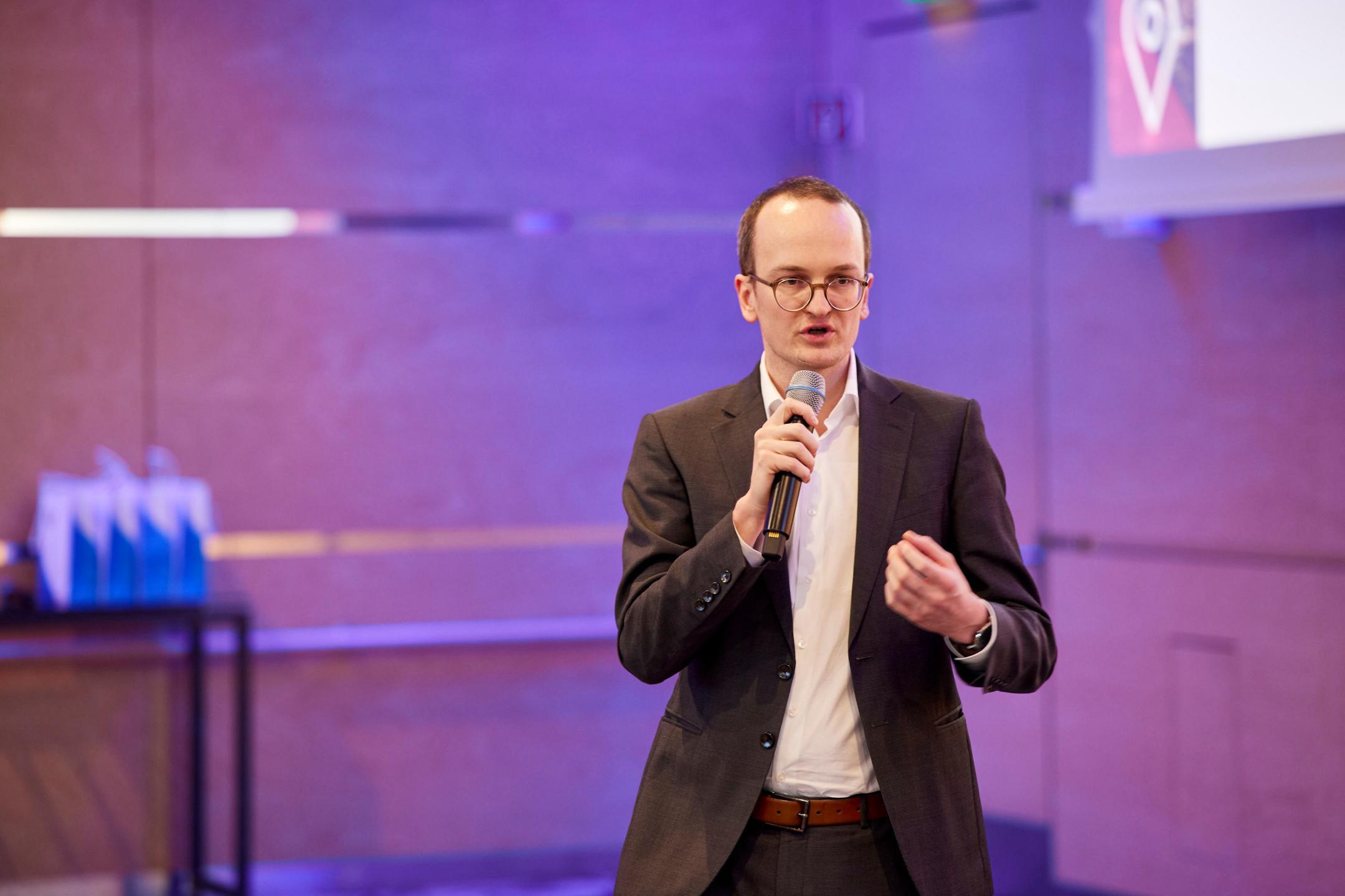 Martin Neukom spricht mit Mikrofon