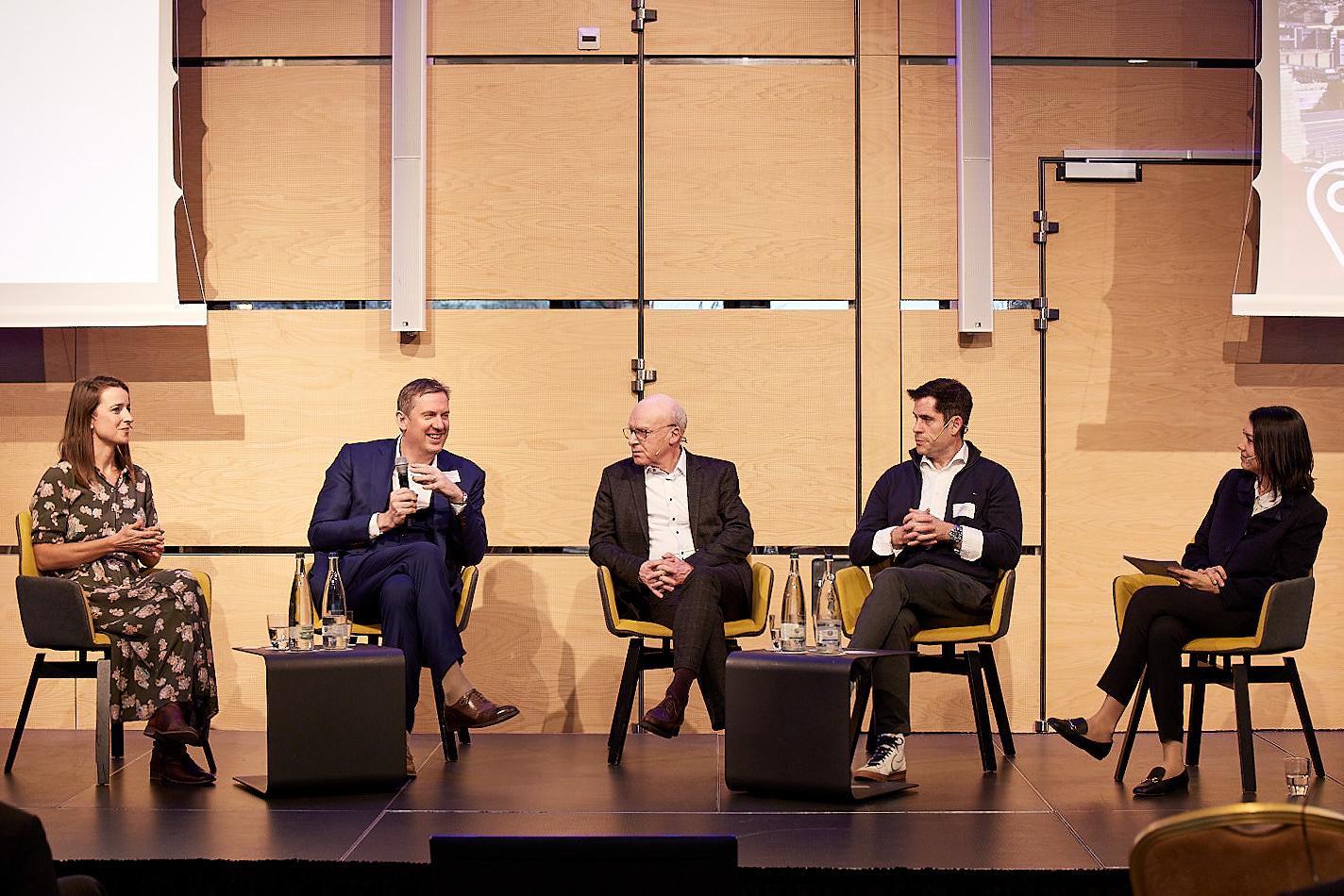 Podiumsdiskussion mit internationalen Gästen zu Innovationsstandorten