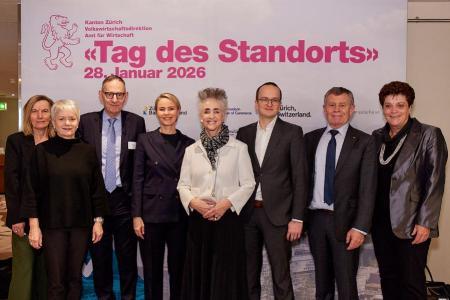 Gruppenfoto vom Gesamtregierungsrat vor dem Banner «Tag des Standorts» des Kantons Zürich.