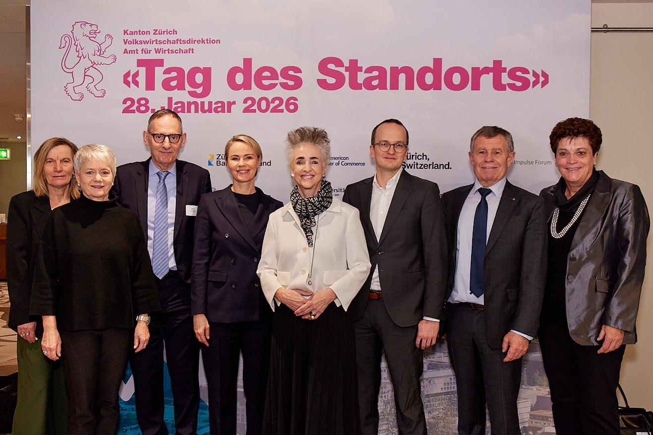 Gruppenfoto vom Gesamtregierungsrat vor dem Banner «Tag des Standorts» des Kantons Zürich.