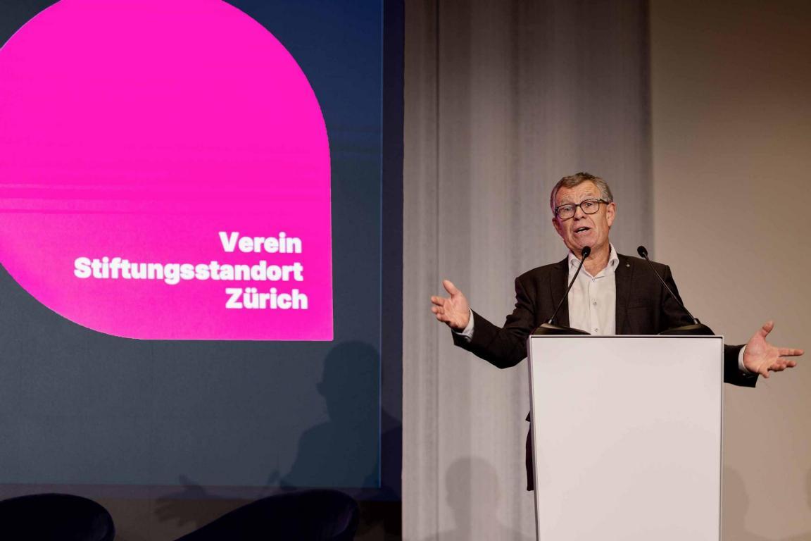 Ernst Stocker steht vor dem Rednerpult