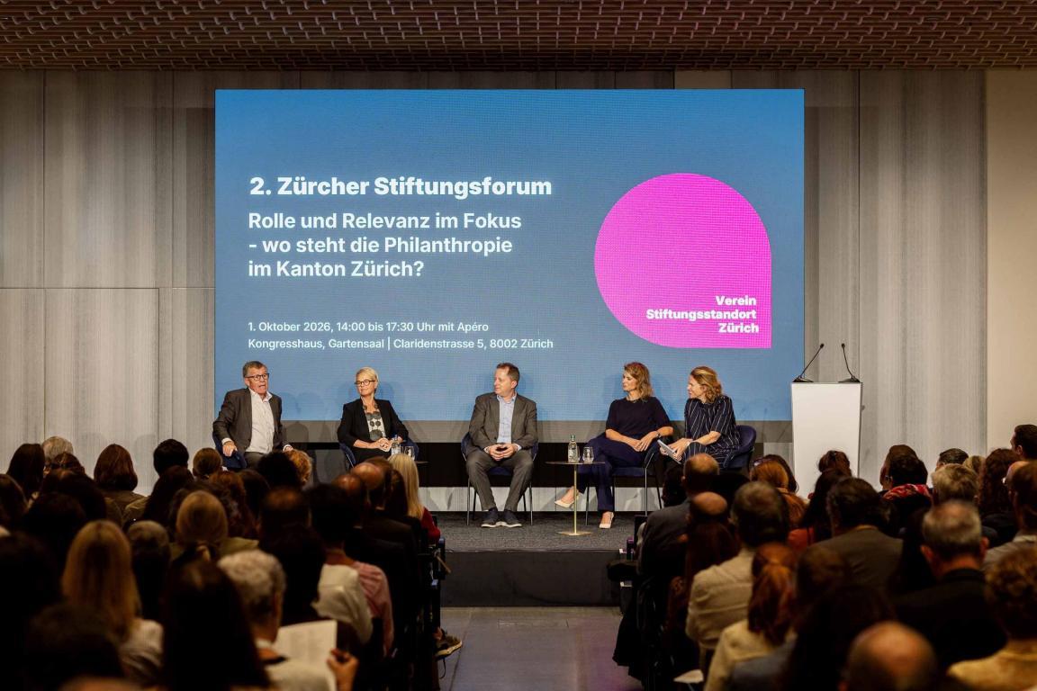 Die vier Panelisten Ernst Stocker, Beate Eckhardt, Simon Sommer, Friederike Rass sowie die Moderatorin Kathrin Hönegger auf der Bühne