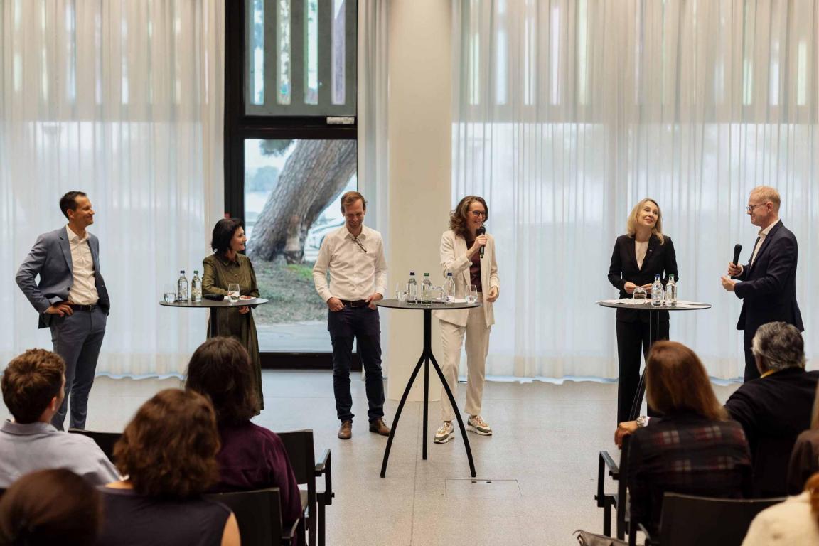 Fabian Streiff, Pascale Vonmont, Martin Jaekel, Marion Bétizeau, Elisabeth Stark und Moderator Donald Tillman vor Stehtischen