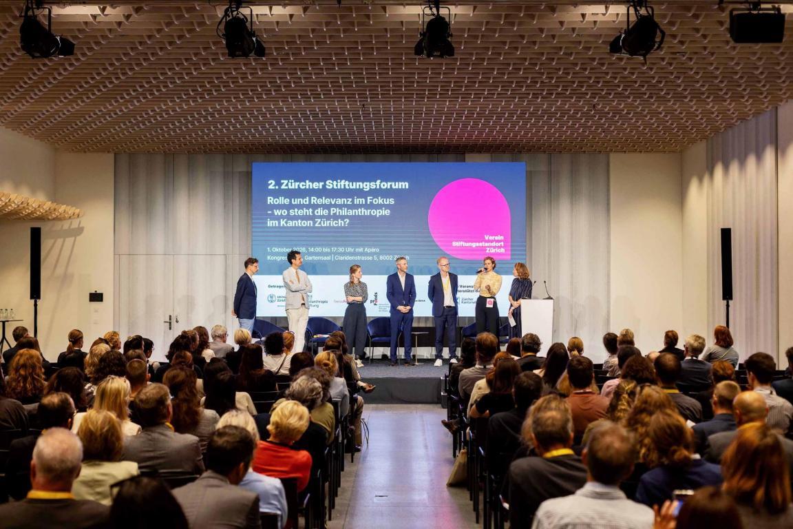 Marco Salvi, Nicola Forster, Theresa Gehringer, Lukas Hupfer, Donald Tillman, Linda Sulzer und Moderatorin Kathrin Hönegger auf der Bühne