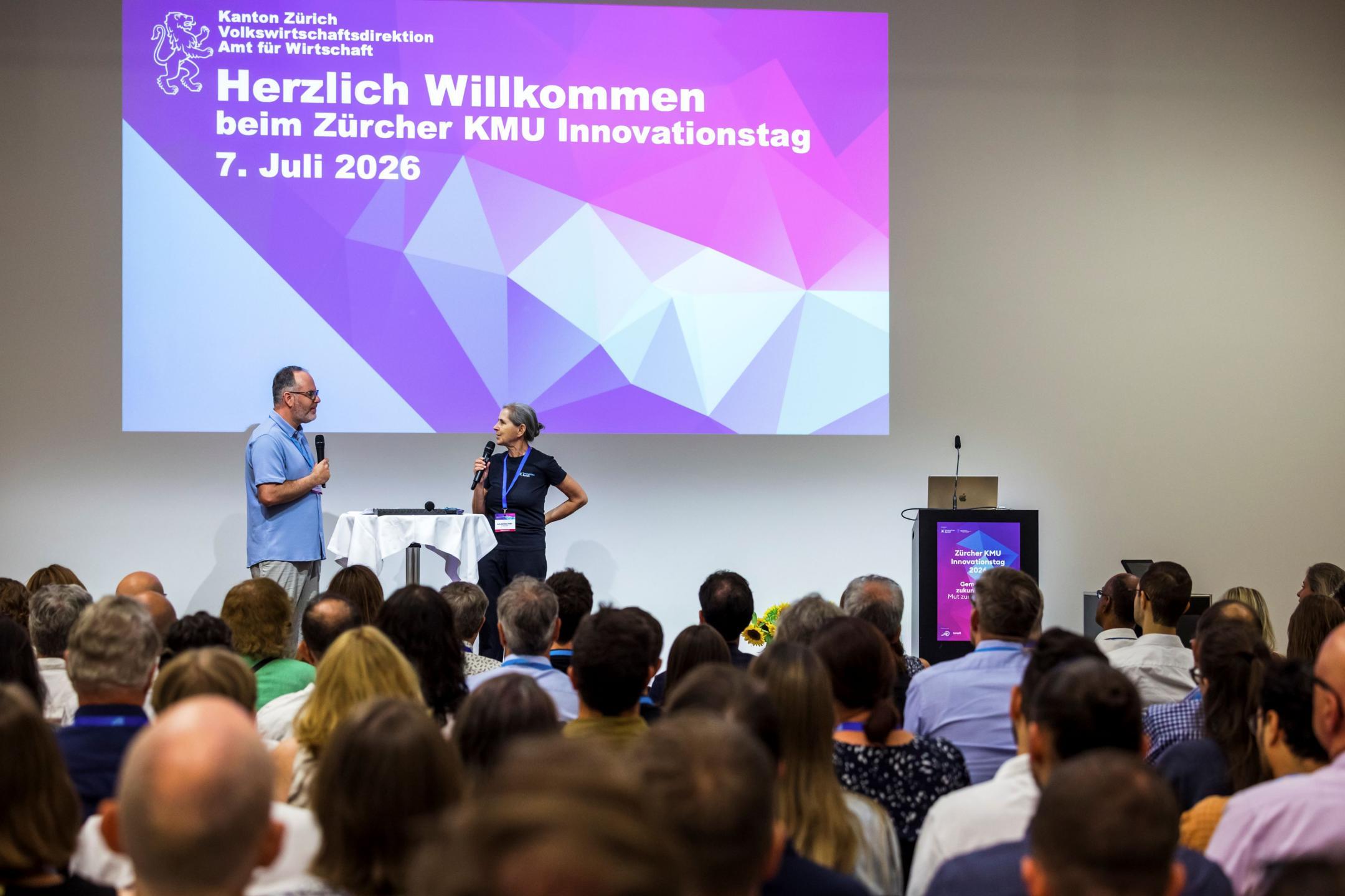 Moderator Stephan Lendi und Anita Martinecz Fehér auf der Bühne