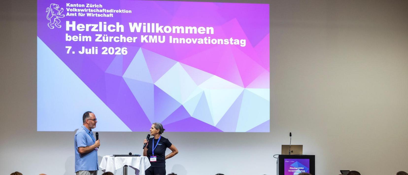 Moderator Stephan Lendi und Anita Martinecz Fehér auf der Bühne