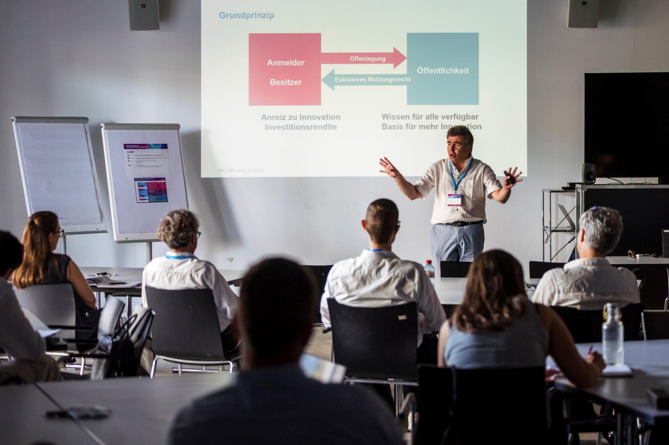 Teilnehmende hören dem Vortrag zum Thema Competitive Intelligence zu 