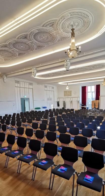 Ein Saal mit vielen Stühlen, damit die Teilnehmenden der Veranstaltung namens Treffpunkt.Berufsbildung Platz nehmen können.