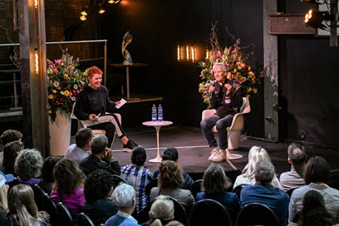 Steffi Buchli unterh&auml;lt sich auf der B&uuml;hne mit Pia Sundhage