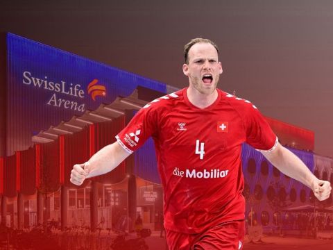 Ein euphorischer Schweizer Handballspieler in rotem Trikot, mit der Nummer 4 und &laquo;die Mobiliar&raquo; Aufschrift, jubelt vor der &laquo;SwissLife Arena&raquo;.