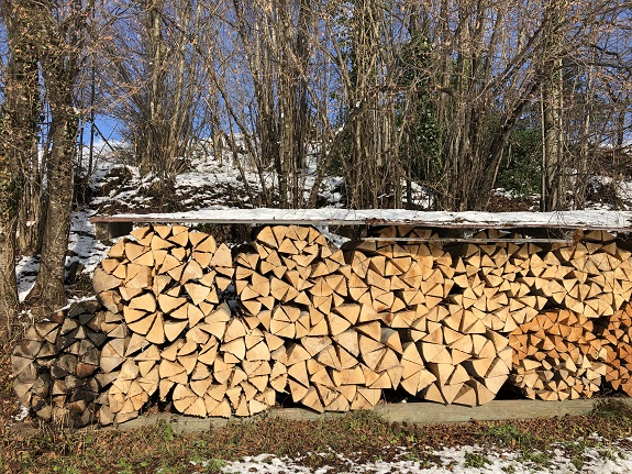 Holzstapel mit aufgeschichtetem Brennholz