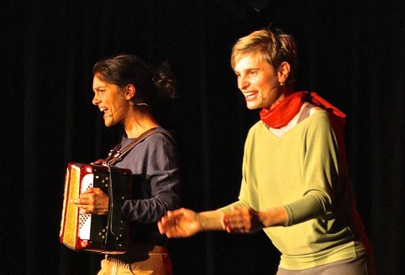 Zwei Personen auf der Bühne vor schwarzem Hintergrund