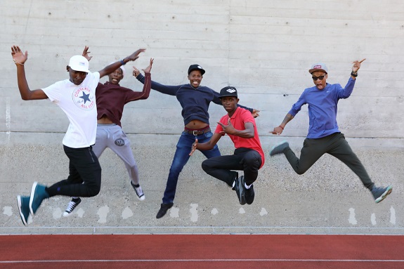 Foto von fünf Jugendlichen, die in die Luft springen