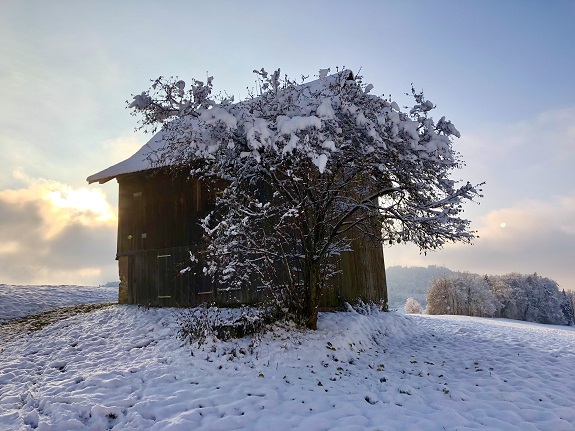 Kleine Scheune in verschneiter Landschaft