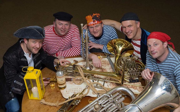 Die Piraten des Quintetto Inflagranti mit ihren Instrumenten